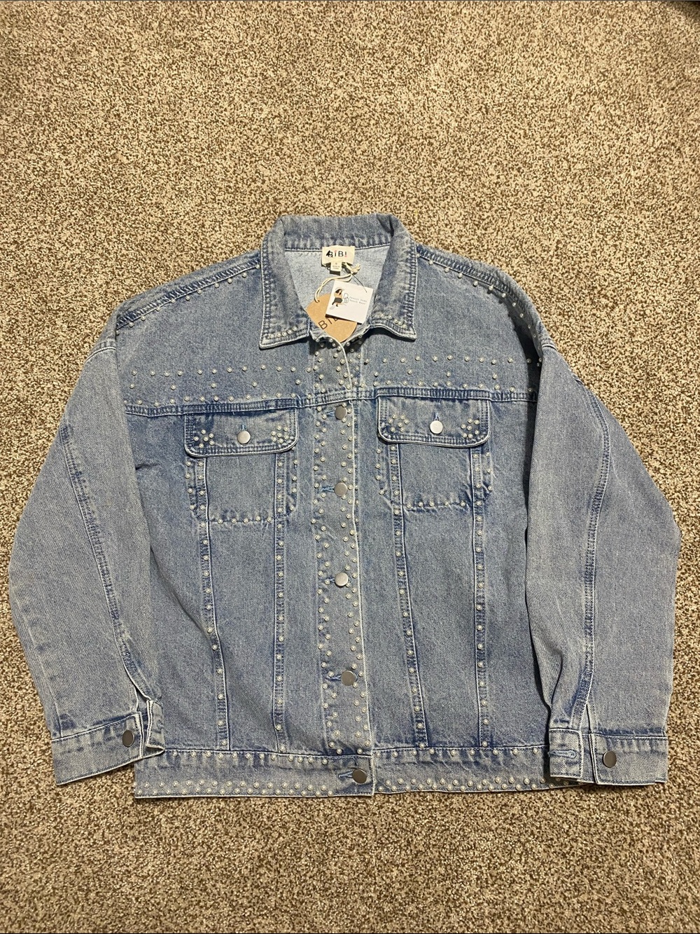 Jean jacket with pearl details.